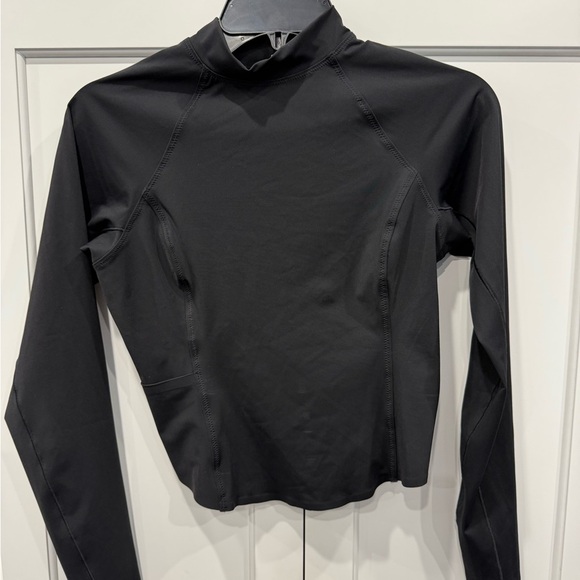 Vuori NEW Size M Crush Long Sleeve Crop Rash guard - Picture 3 of 8